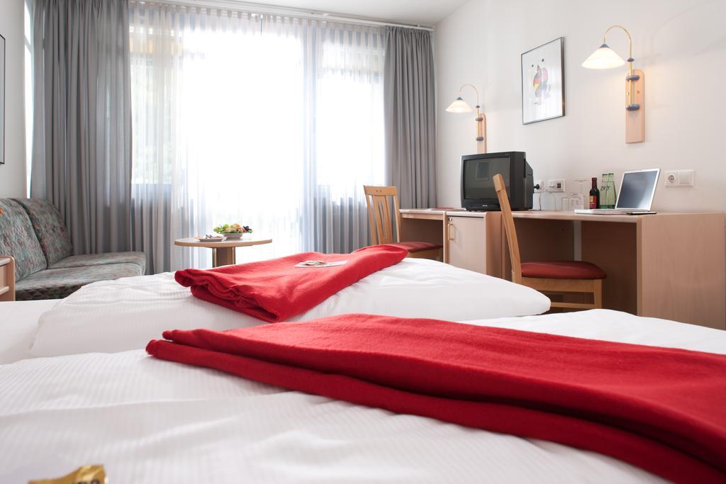 Behringers Freizeit - Und Tagungshotel ゲスヴァインシュタイン エクステリア 写真